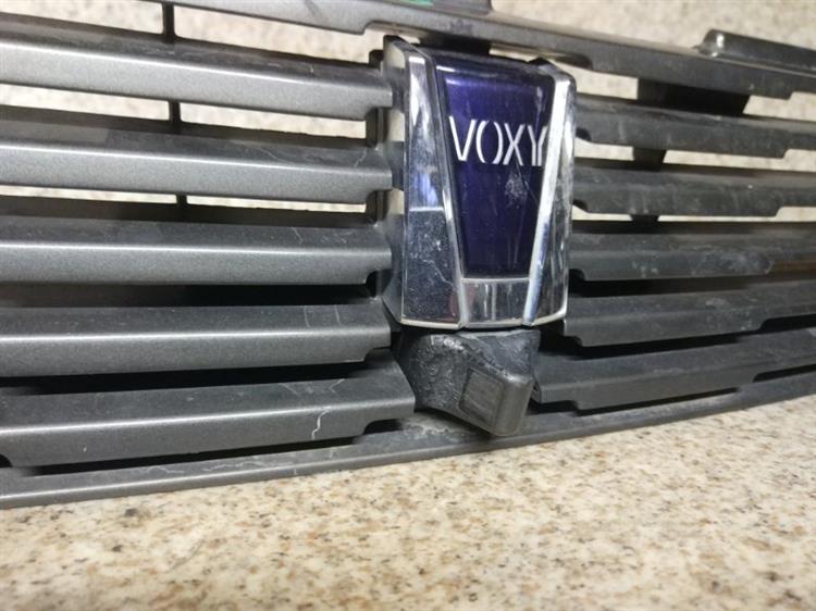 решетка радиатора Toyota Voxy