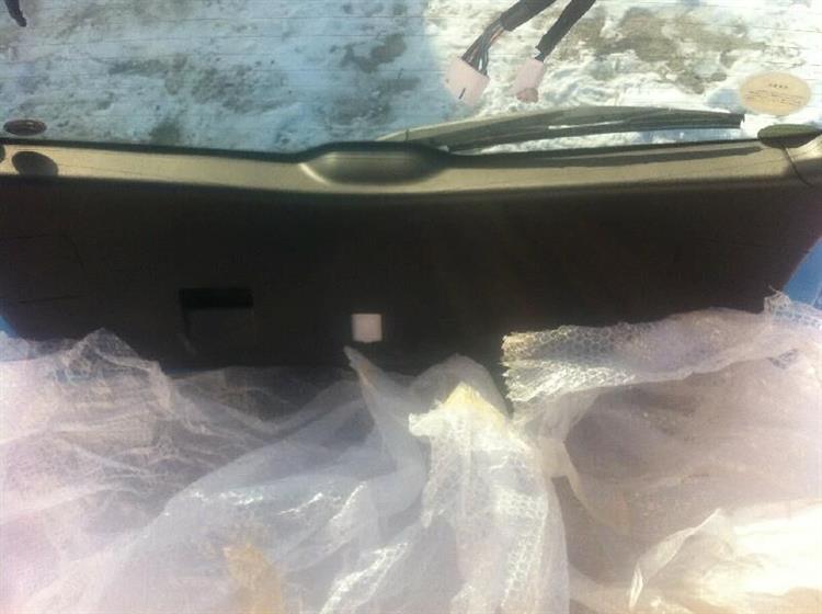 Обшивка двери багажника Mazda Axela